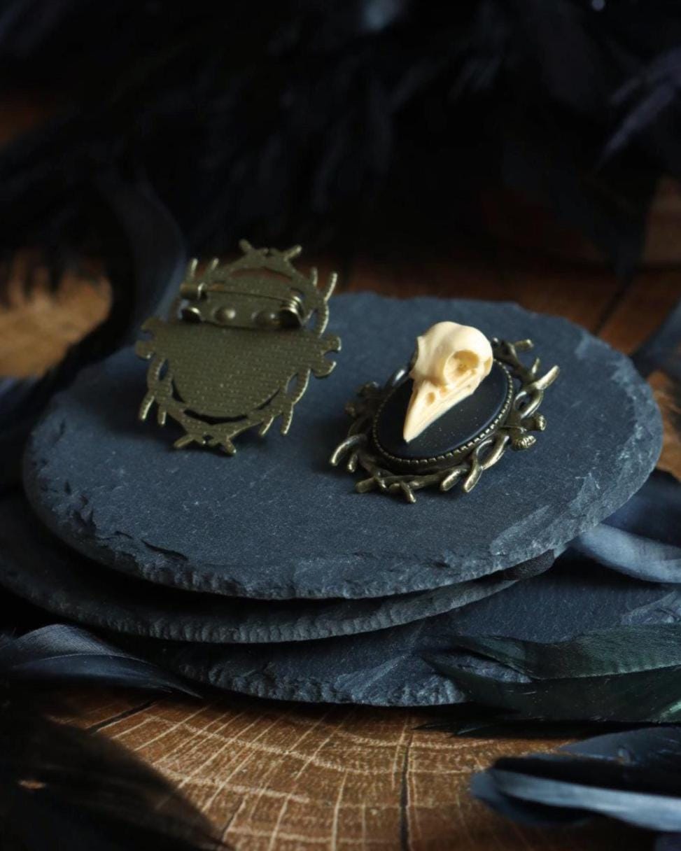 Vogel Schädel Brosche schwarz als Gothic Schmuck für Dark Academia Outfit, Mittelalter Schmuck Ostern, Hexen Geburtstag, Steampunk Schmuck -Brooches- BloodyBrilliants