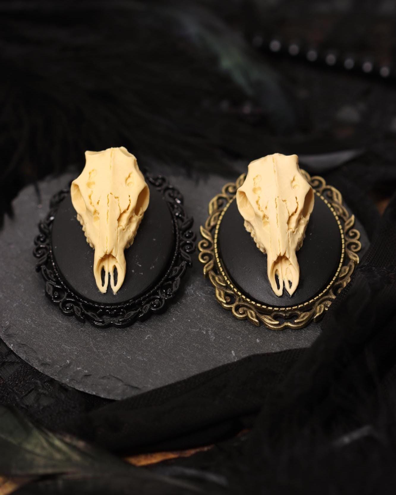 Hirsch Schädel Brosche schwarz als Gothic Schmuck für Dark Academia Outfit, Totenkopf Schmuck Hirsch ohne Geweih, Mittelalter Schmuck Ostern -Brooches- BloodyBrilliants