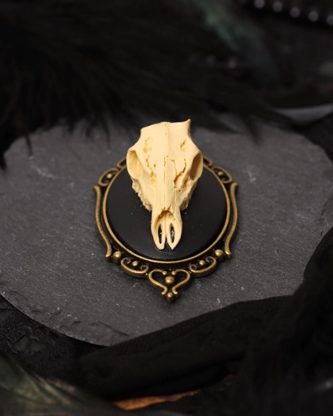 Hirsch Schädel Brosche schwarz als Gothic Schmuck für Dark Academia Outfit, Totenkopf Schmuck Hirsch ohne Geweih, Mittelalter Schmuck Ostern -Brooches- BloodyBrilliants