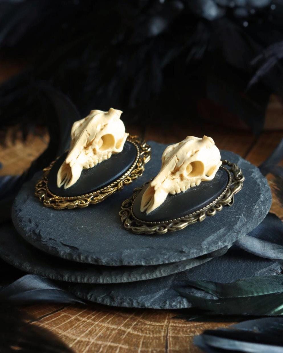 Hirsch Schädel Brosche schwarz als Gothic Schmuck für Dark Academia Outfit, Totenkopf Schmuck Hirsch ohne Geweih, Mittelalter Schmuck Ostern -Brooches- BloodyBrilliants