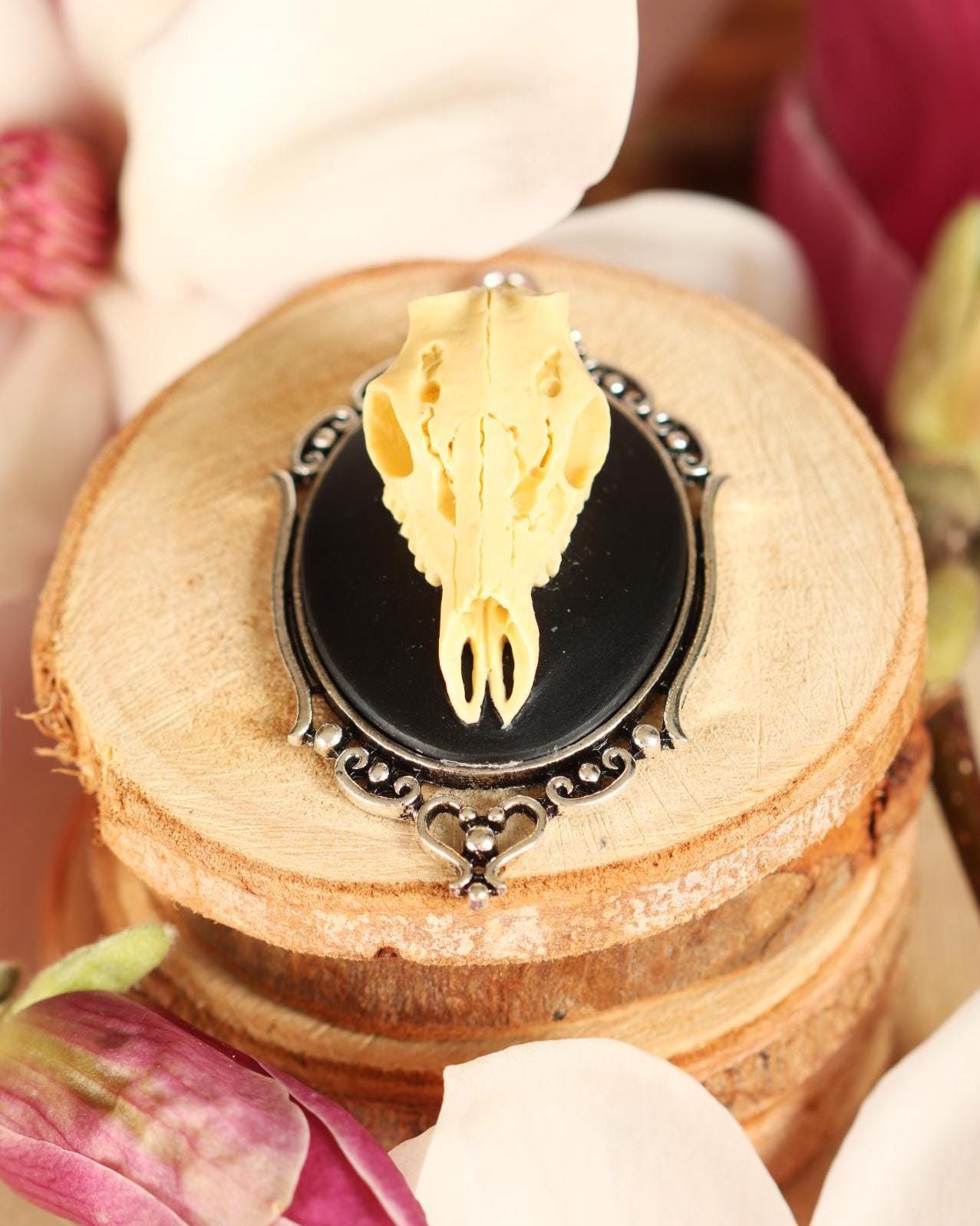 Hirsch Schädel Brosche schwarz als Gothic Schmuck für Dark Academia Outfit, Totenkopf Schmuck Hirsch ohne Geweih, Mittelalter Schmuck Ostern -Brooches- BloodyBrilliants