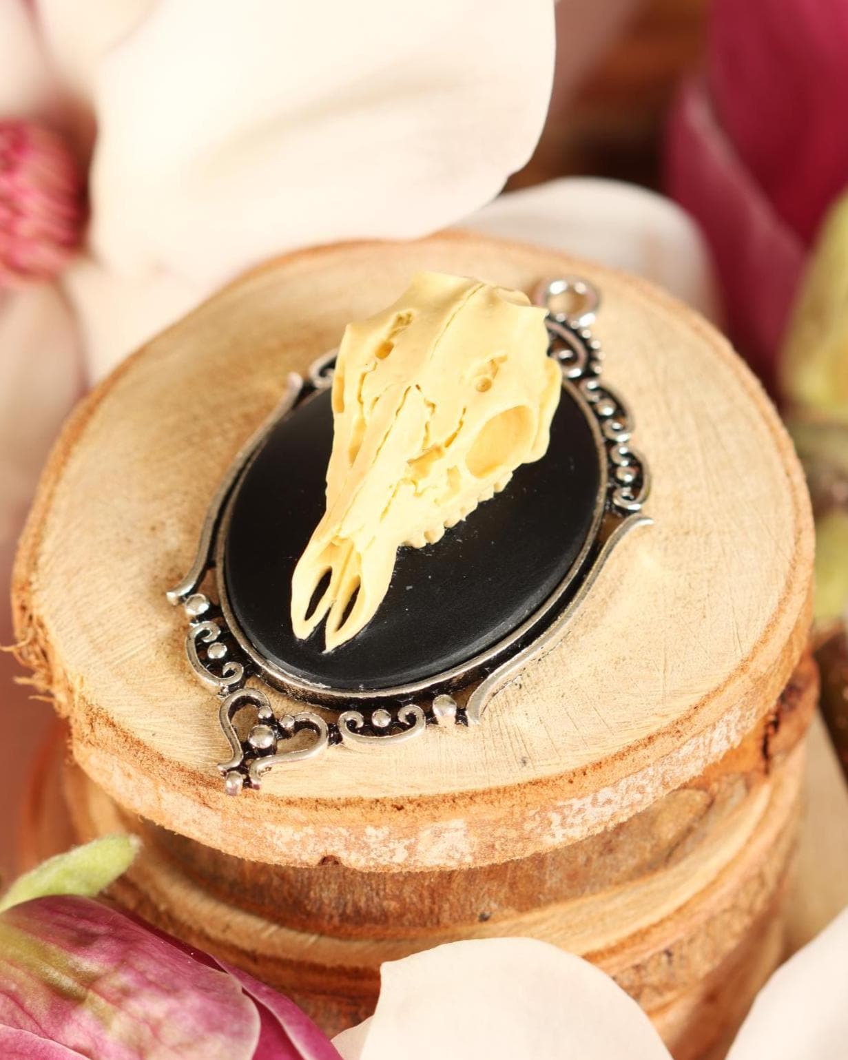 Hirsch Schädel Brosche schwarz als Gothic Schmuck für Dark Academia Outfit, Totenkopf Schmuck Hirsch ohne Geweih, Mittelalter Schmuck Ostern -Brooches- BloodyBrilliants