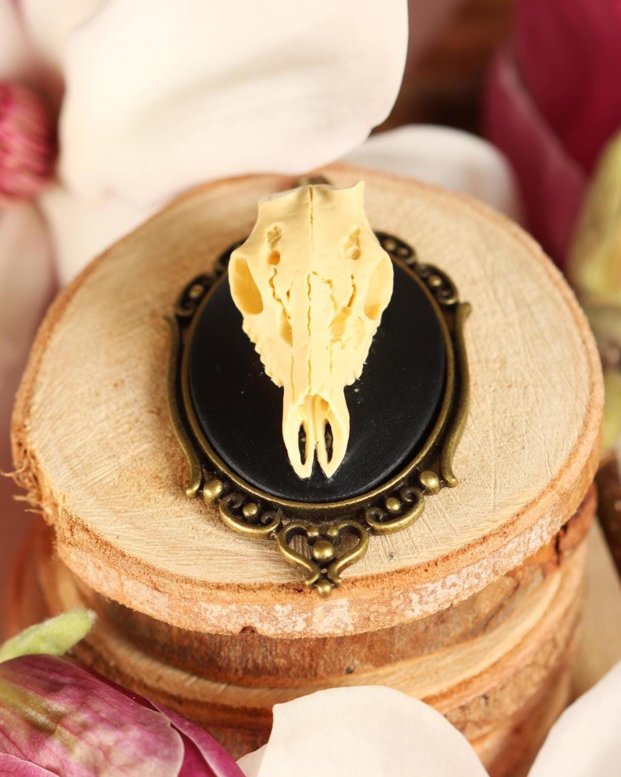 Hirsch Schädel Brosche schwarz als Gothic Schmuck für Dark Academia Outfit, Totenkopf Schmuck Hirsch ohne Geweih, Mittelalter Schmuck Ostern -Brooches- BloodyBrilliants