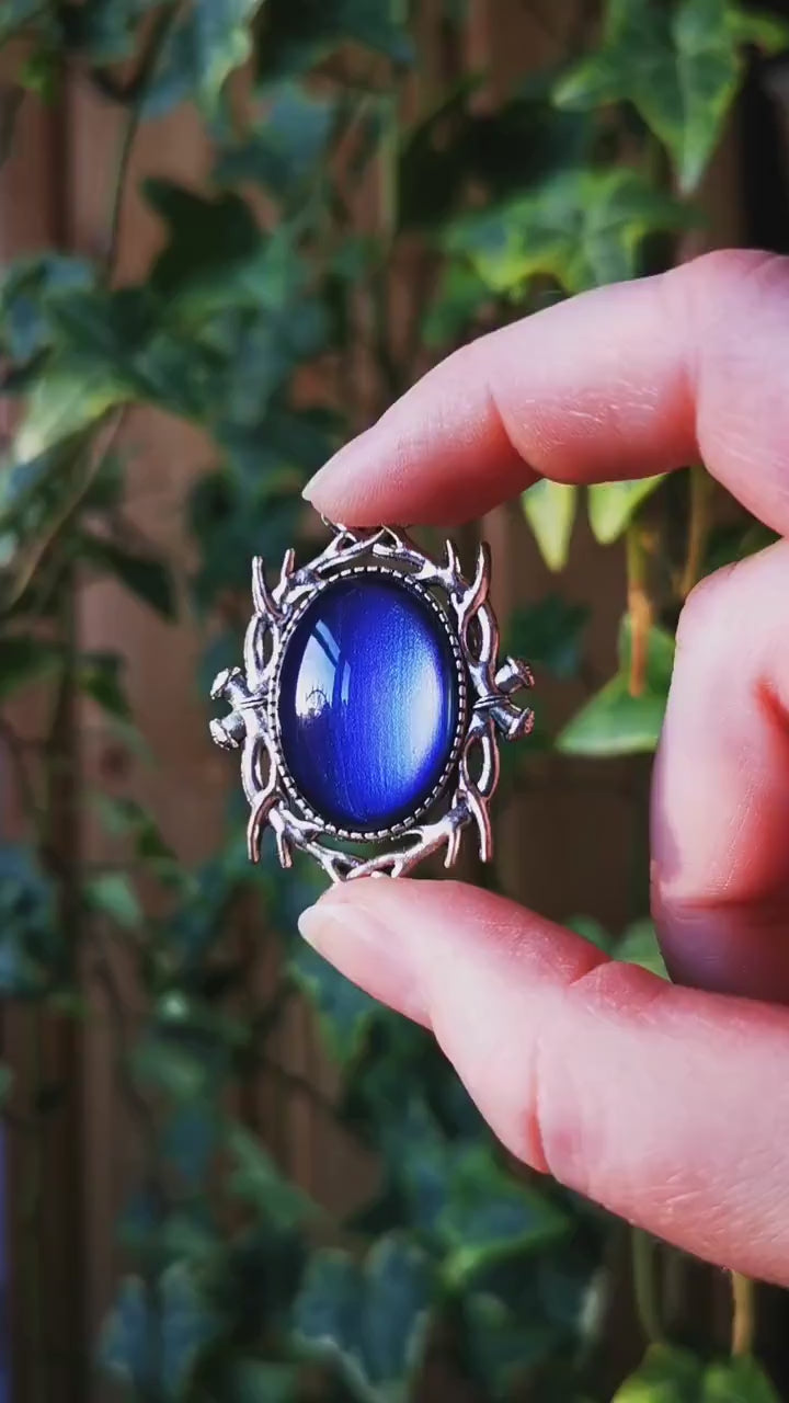 Ovale Brosche Geweih in Wunschfarbe – handgemachter Vintage Schmuck im Jugendstil für Cosplay, Fantasy-Outfits & Gothic Weihnachten Brosche