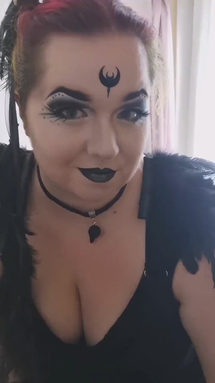 Choker mit Schädel Anhänger als Gothic Schmuck mit Vogelschädel aus Spitze für Steampunk Kostüm oder als Mittelalter Schmuck