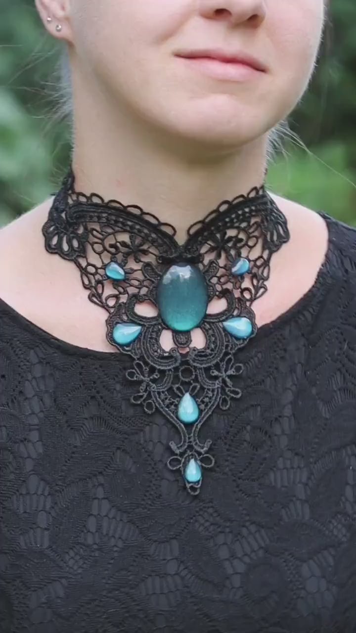 Collier filigran aus Spitze mit farbigen Cabochon Glassteinen für Steampunk Outfit und Gothic Hochzeit für Halloween Adventskalender