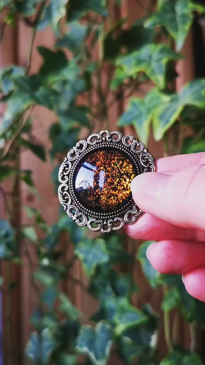 Runde Brosche Wunschfarbe aus Glassteinen in Silber und Bronze als Cosplay Schmuck und Gothic Accessoire