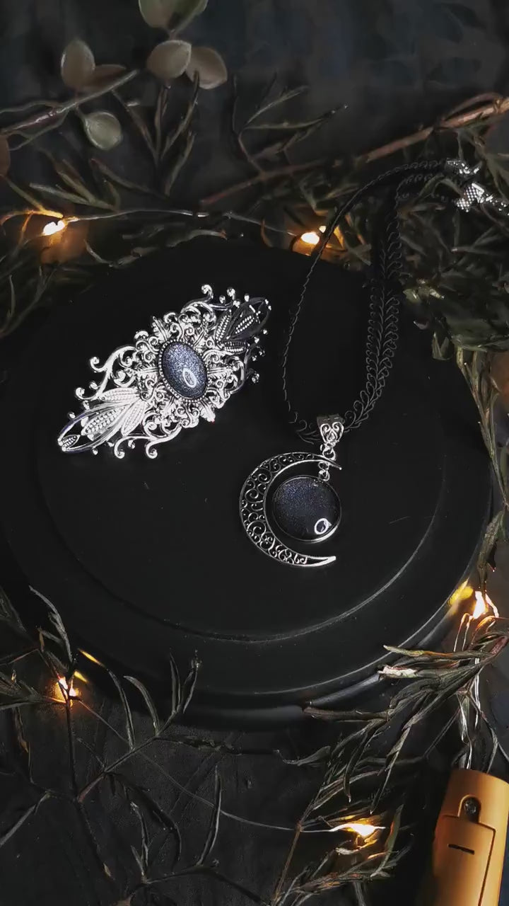 Mond Kette – schwarzer Choker mit Mondanhänger in Wunschfarbe, handmade für deinen Gothic-Style oder Halloween-Look