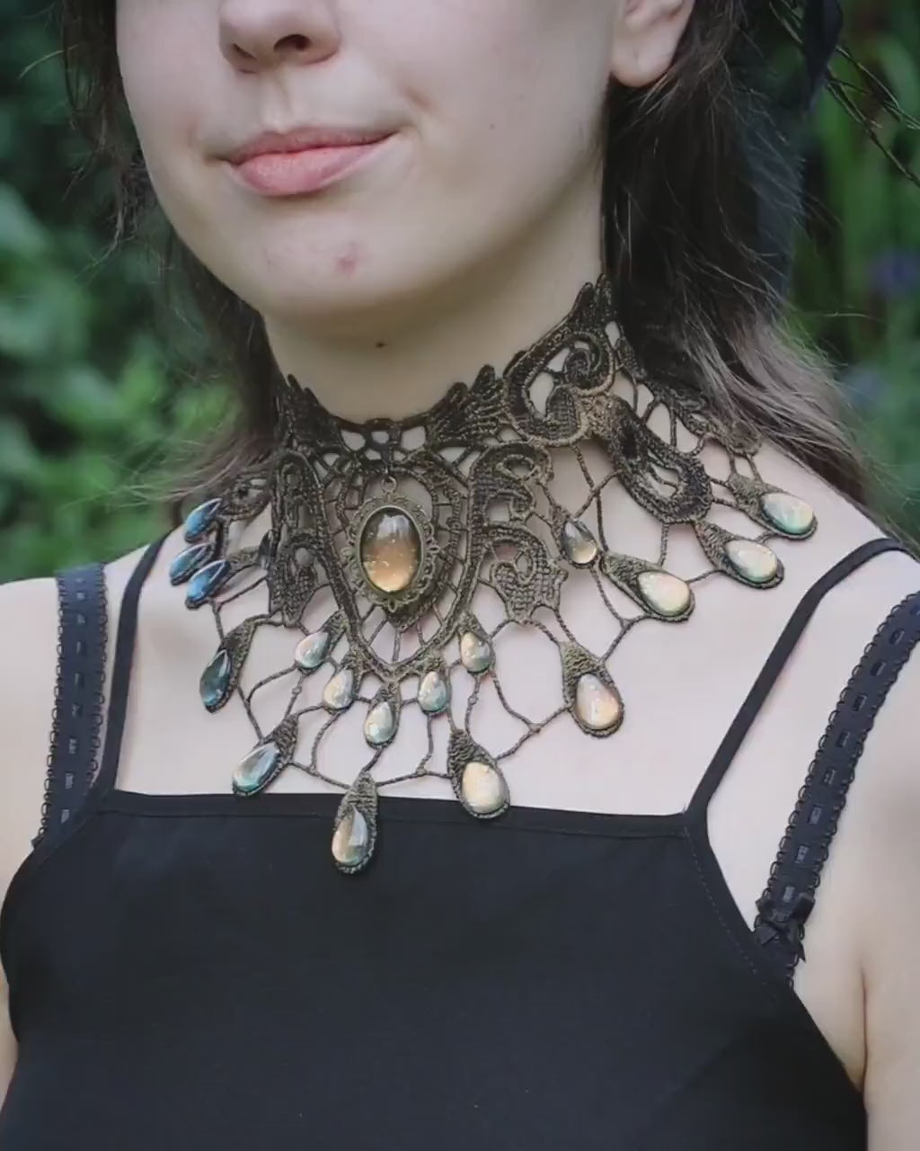 Bronze Collier Tropfen aus Spitze mit metallic glitzernden Glassteinen für Steampunk Outfit oder Vintage Hochzeit