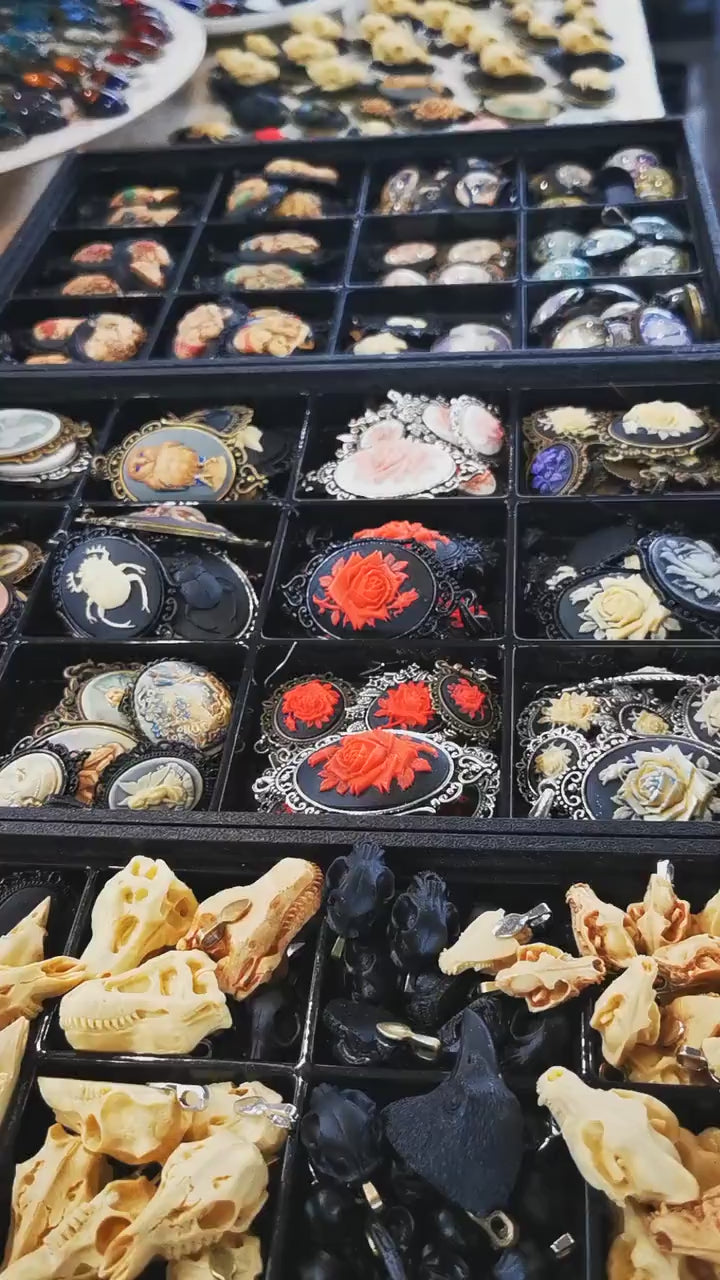 Totenkopfmotte Brosche schwarz als Gothic Schmuck für Dark Academia Outfit, Vintage Brosche gold für Hexen Adventskalender, Steampunk Stil