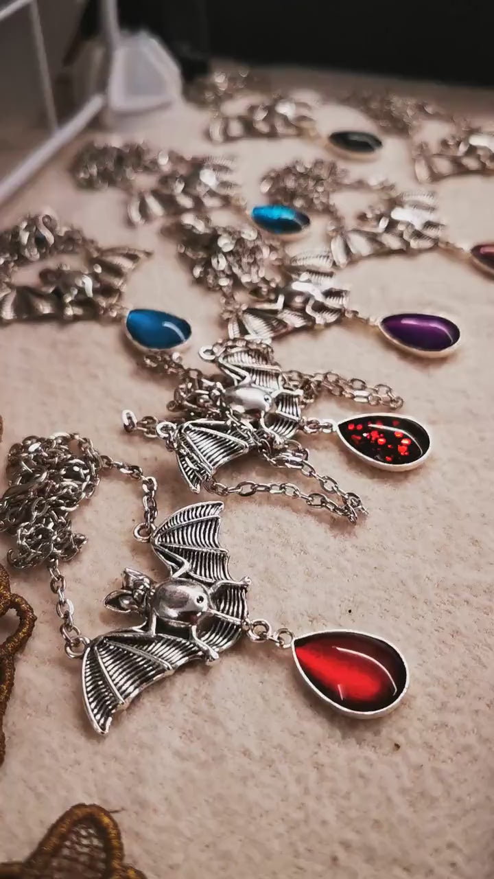 Fledermaus Schmuck Set in Wunschfarbe aus Fledermaus Kettenanhänger und Fledermaus Haarspange als Gothic Schmuck und Halloween Accessoires