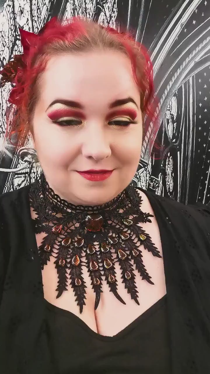 Collier schwarz Pfau aus Spitze mit farbigen Glassteinen als Schmuck für Gothic Outfit und Fantasy Cosplay Fotoshooting