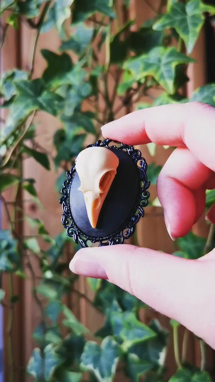 Vogel Schädel Brosche gold als Gothic Schmuck für Dark Academia Outfit, Mittelalter Schmuck für Hexen Adventskalender, Steampunk Stil