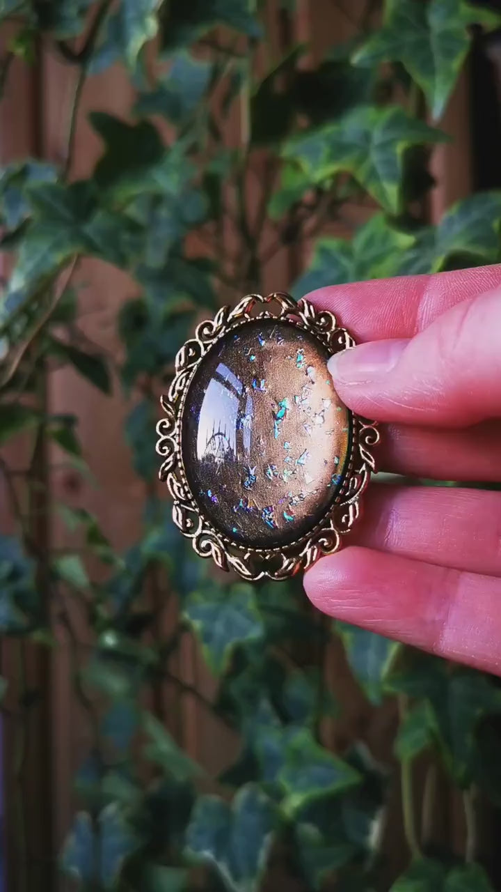 Goldene Brosche Wunschfarbe oval aus Glassteinen als Cosplay Schmuck und Steampunk Accessoire für Vintage Weihnachten