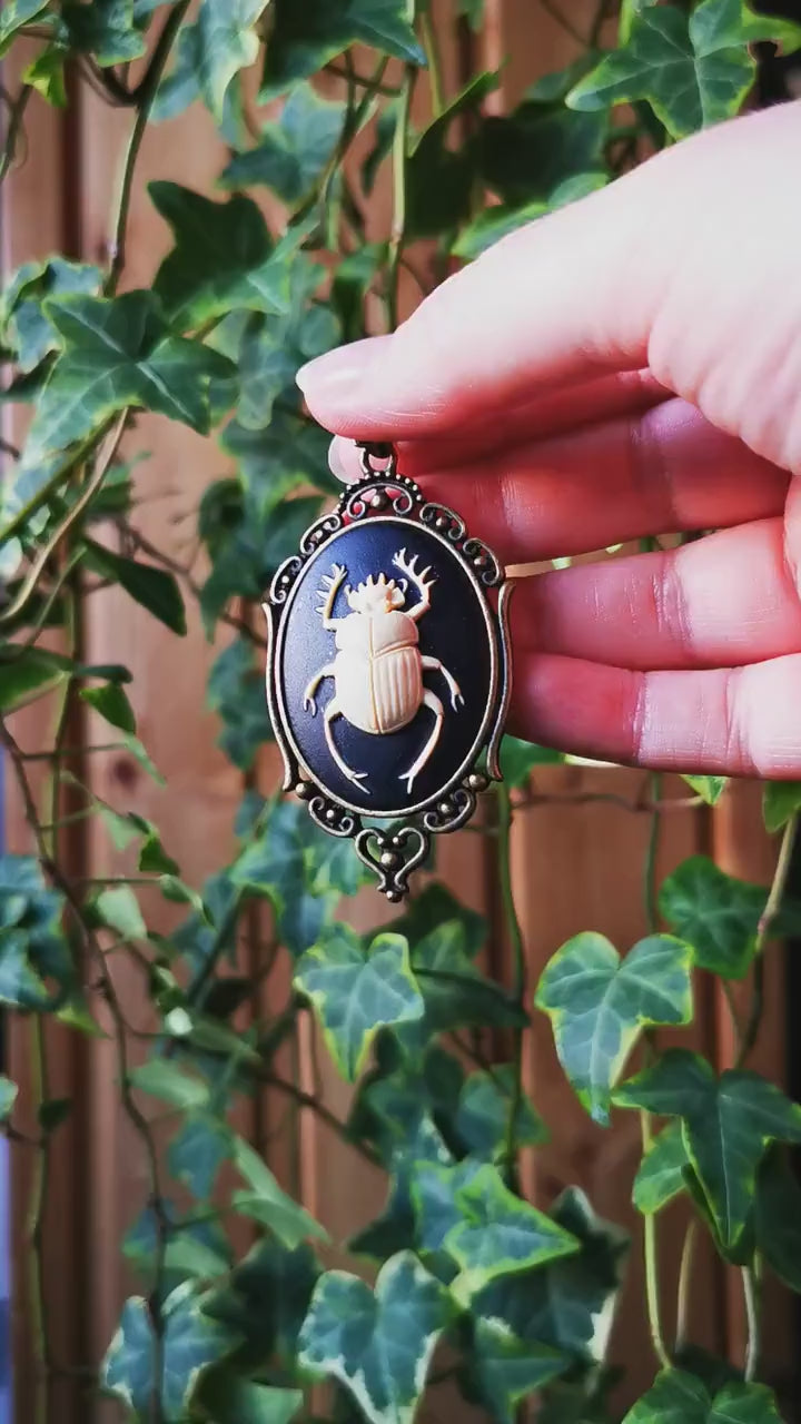 Skarabäus Brosche gold ägypisch als Gothic Schmuck für Dark Academia Outfit, Vintage Brosche gold für Hexen Adventskalender, Steampunk Stil