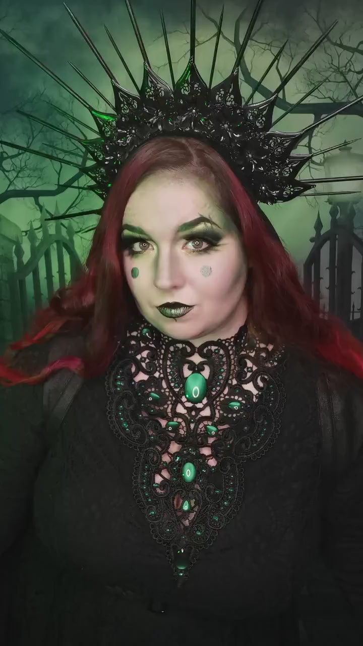 Collier schwarz Wunschfarbe Antik aus Spitze mit farbigen Glassteinen als Fantasy Schmuck für Fotoshooting oder Gothic Hochzeit