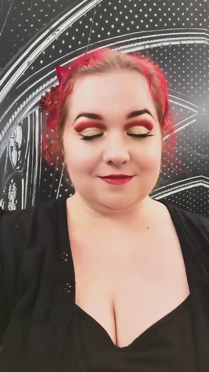 Collier filigran aus Spitze mit farbigen Cabochon Glassteinen für Themenhochzeit und Cosplay Outfit