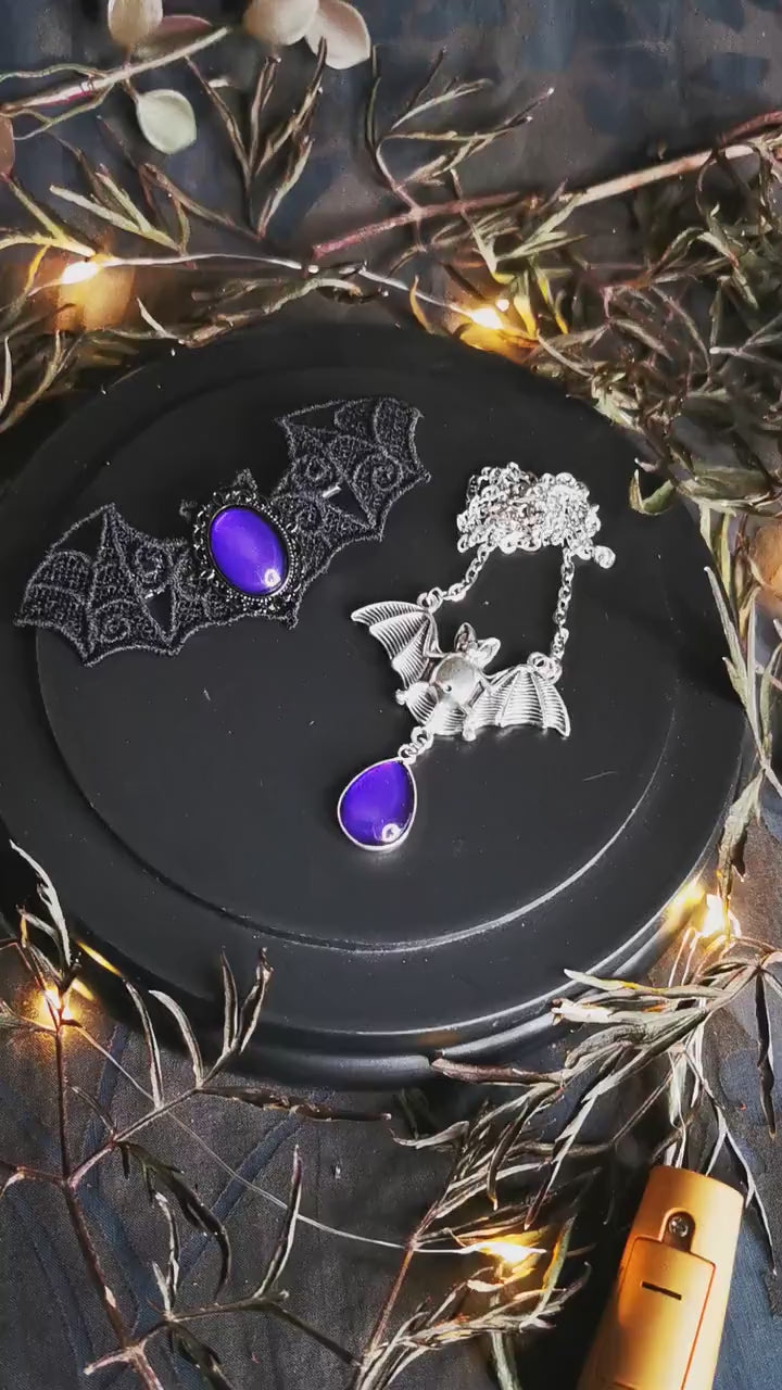 Fledermaus Kettenanhänger in Wunschfarbe als Gothic Schmuck für Vampir Kostüm und als Halloween Accessoires für Gothic Weihnachten