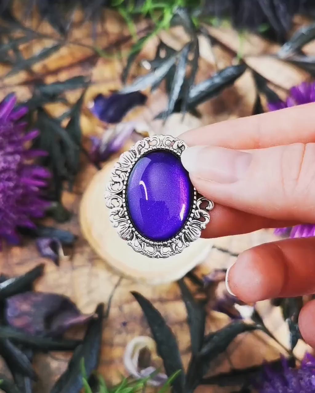 Ovale Brosche Wunschfarbe aus Glassteinen in Schwarz Silber und Bronze als Cosplay Schmuck und Gothic Geschenk