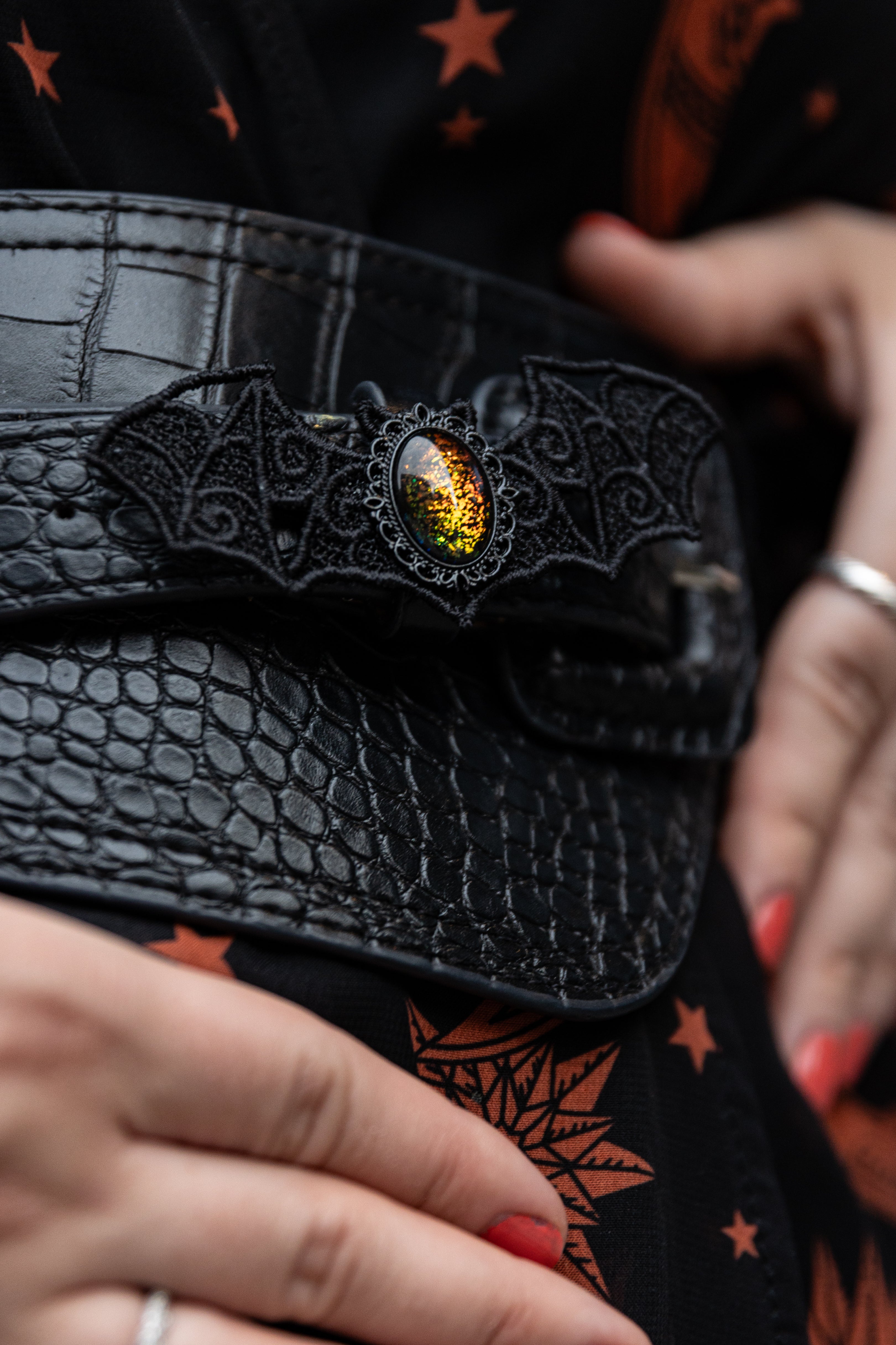 Fledermaus Schmuck aus Spitze mit Farbstein