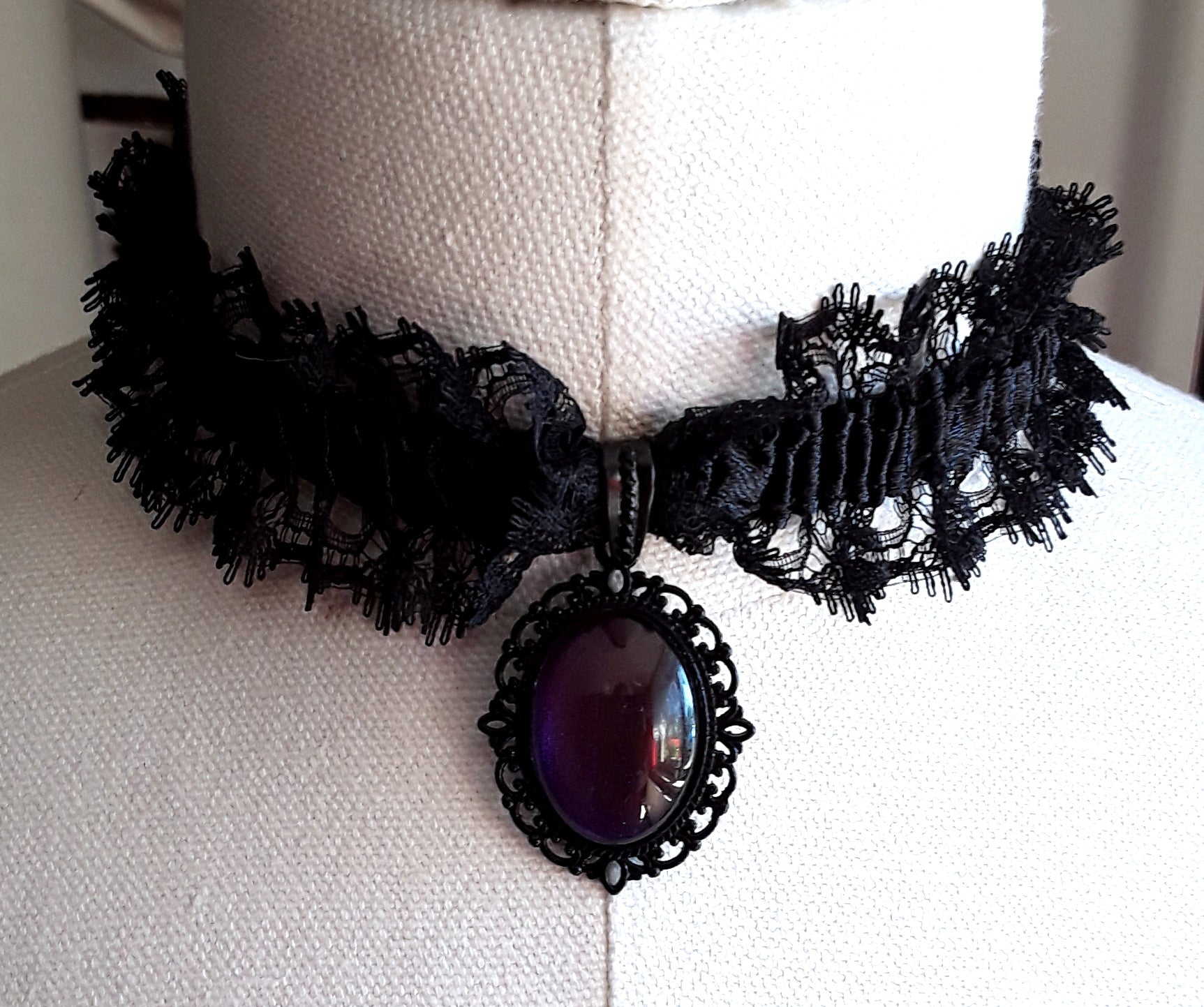 Halsband Rüsche elastisch schwarz mit Anhänger Oval