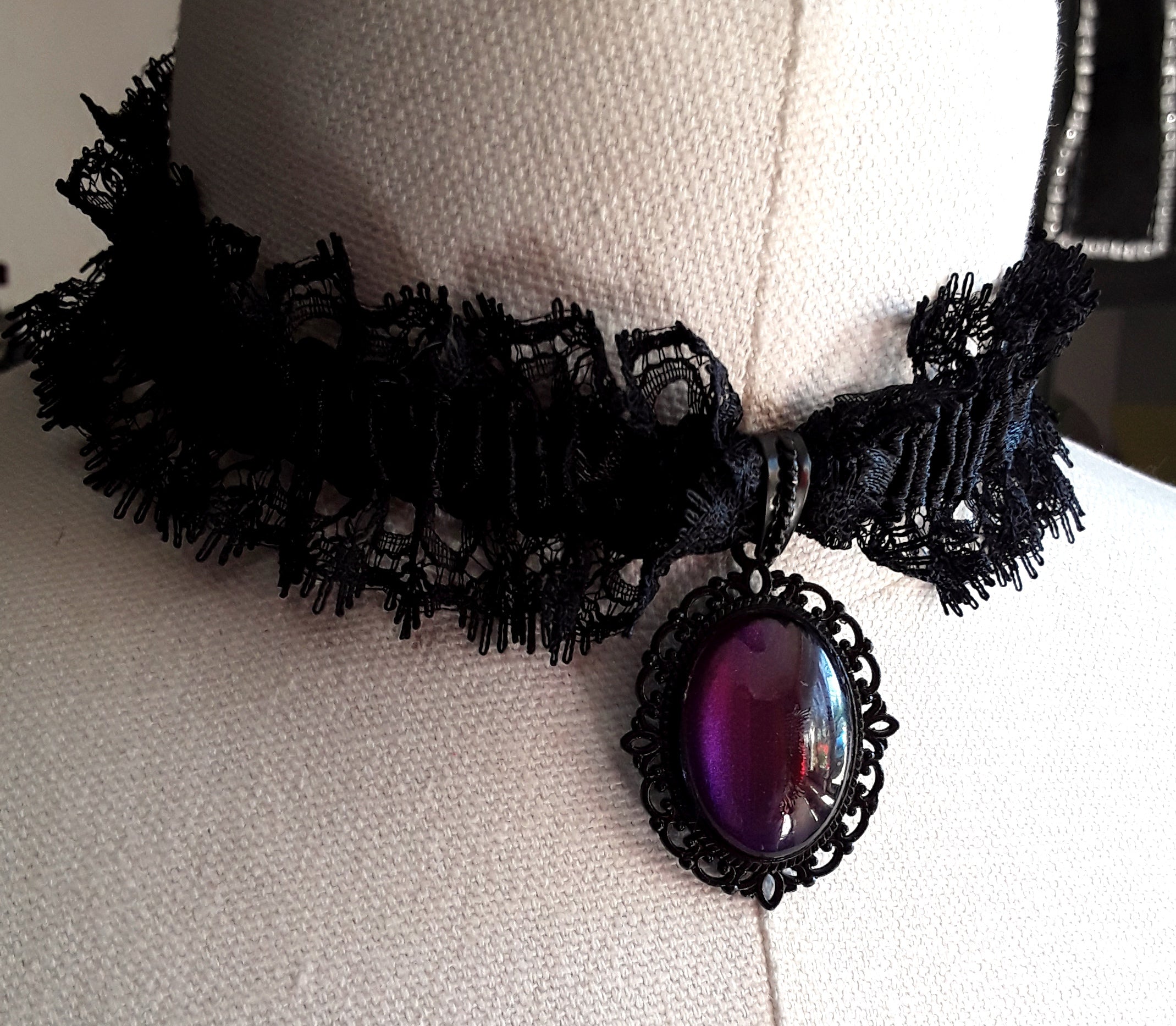 Halsband Rüsche elastisch schwarz mit Anhänger Oval