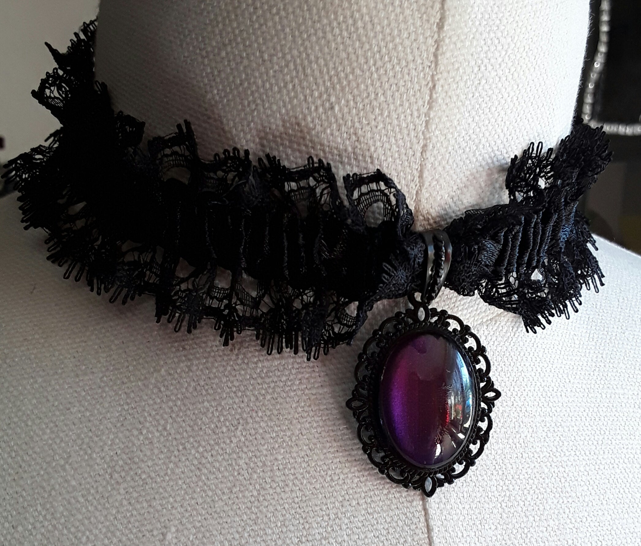 Halsband Rüsche elastisch schwarz mit Anhänger Oval