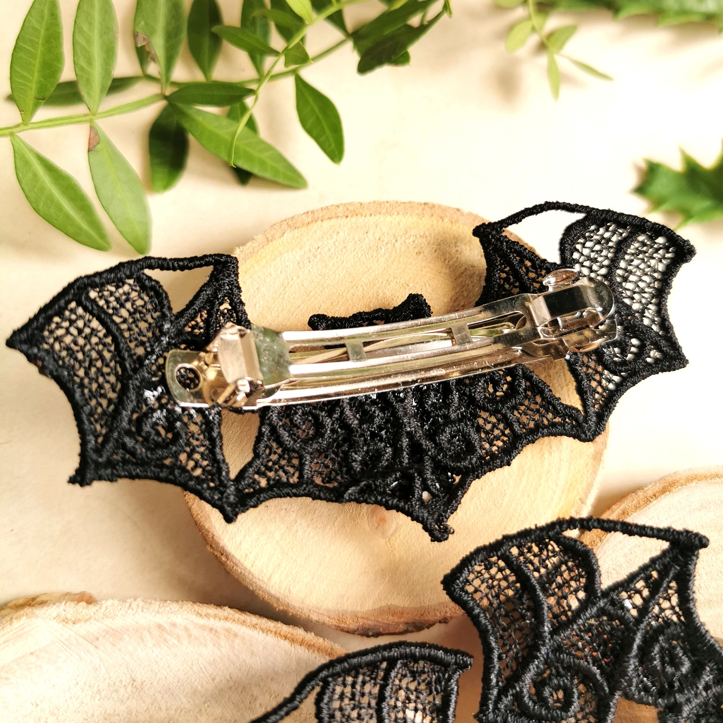 Fledermaus Schmuck aus Spitze mit Farbstein