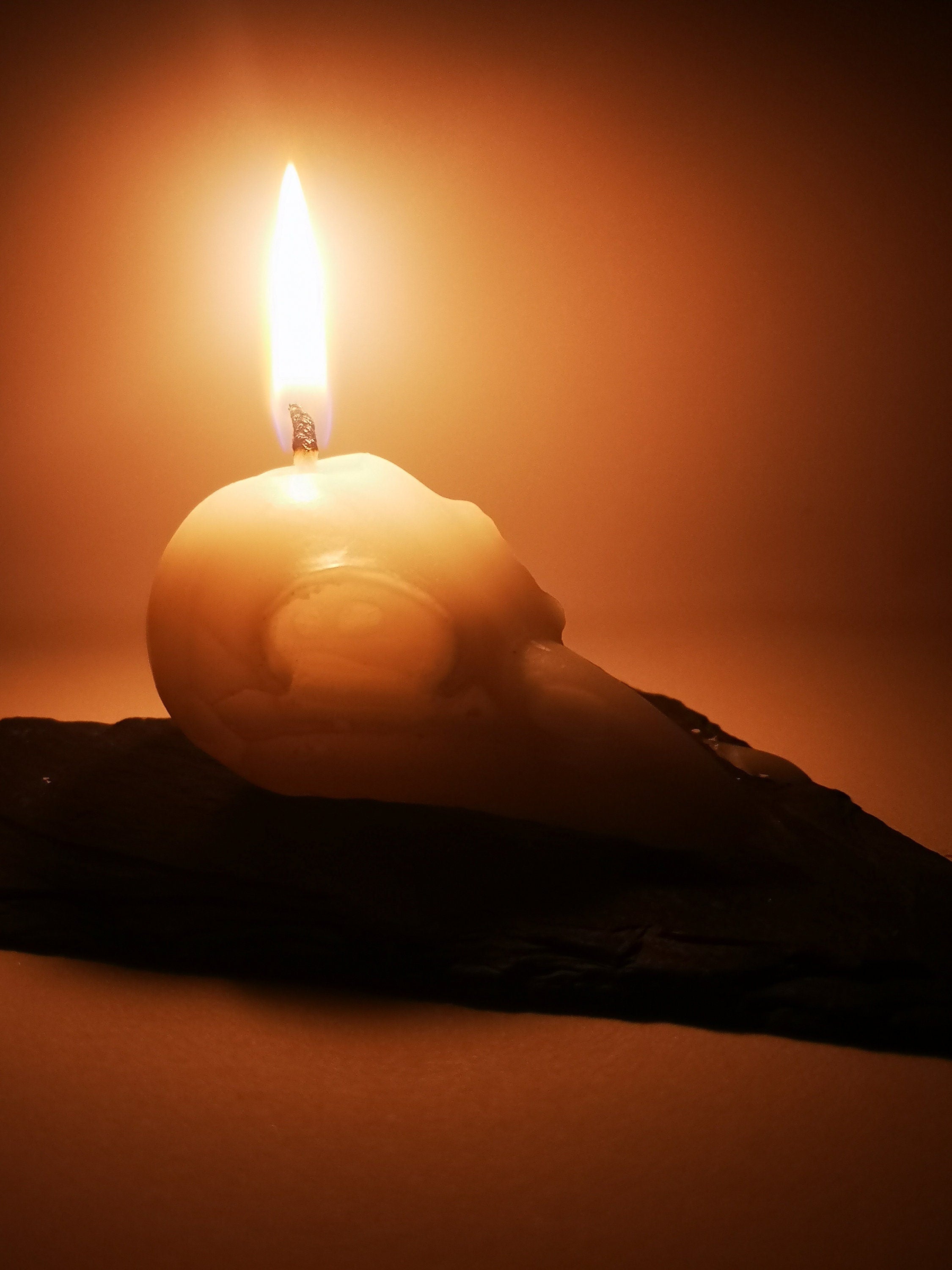 Rabenschädel Kerze in elfenbein